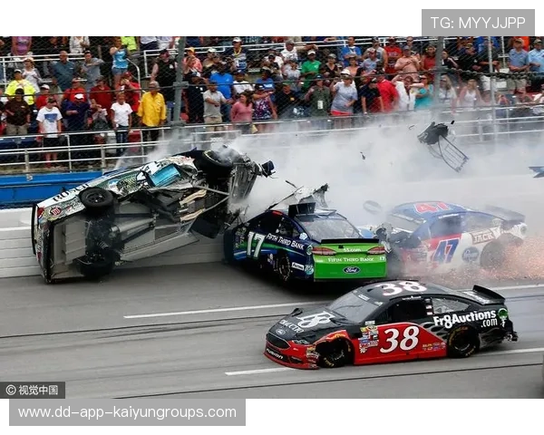 赛车事故引发全场惊呼